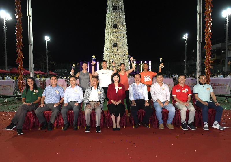 The Bun Scrambling Competition in Cheung Chau concluded early this morning (May 13). The Director of Leisure and Cultural Services, Ms Michelle Li (front row, center); the Honorary President of the Hong Kong Cheung Chau Bun Festival Committee, Mr Lam Sze-man (front row, fourth right); the Chairman of the Islands District Council, Mr Chow Yuk-tong (front row, fourth left); and other officiating guests are pictured with the winners.