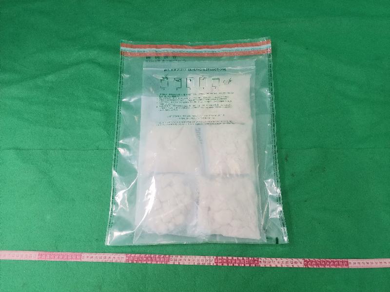 香港海關昨日（五月十二日）在香港國際機場檢獲約一點五公斤懷疑氯胺酮，估計市值約九十六萬元。 