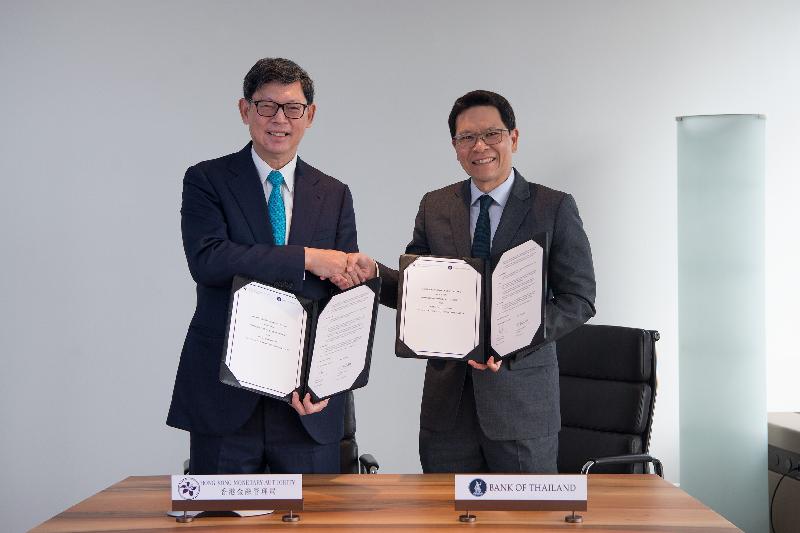 香港金融管理局（金管局）與泰國中央銀行五月十二日在巴塞爾簽署《諒解備忘錄》，加強雙方在促進金融創新方面的合作。圖示金管局總裁陳德霖（左）與泰國中央銀行行長Veerathai Santiprabhob交換《諒解備忘錄》。