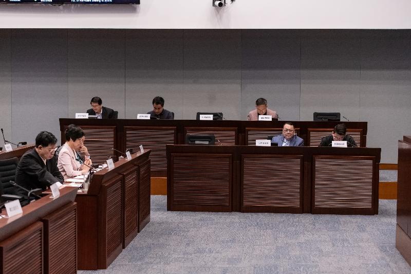 立法會議員與南區區議會議員今日（五月十四日）在立法會綜合大樓舉行會議，就香港仔街市現代化計劃交換意見。