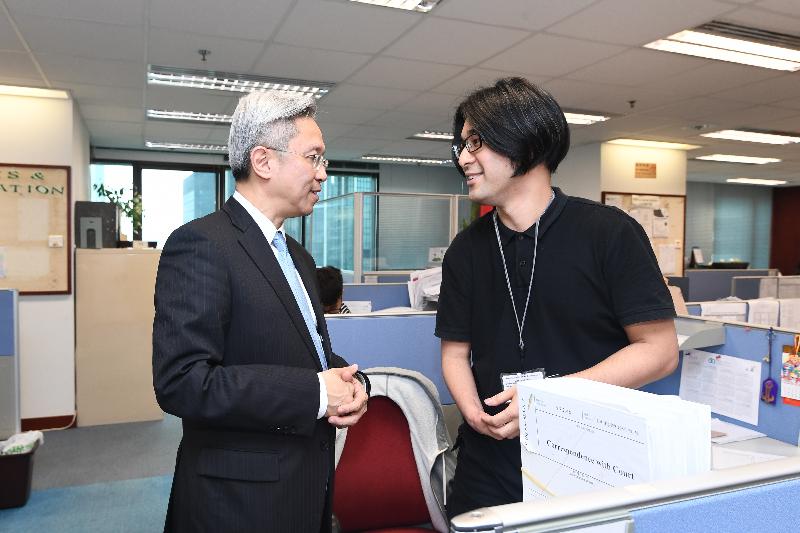 公务员事务局局长罗智光今日（五月十五日）到访公司注册处。图示罗智光（左）与一名残疾同事交谈，了解他的日常工作情况。