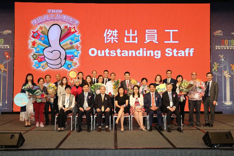 The Hospital Authority (HA) held an award presentation ceremony for the Outstanding Staff and Teams and Young Achievers Award for 2019 today (May 15). Pictured are the HA Chairman, Professor John Leong (front row, third left); the Selection Panel Chairperson, Mrs Ann Kung (front row, centre); and the HA Chief Executive, Dr Leung Pak-yin (front row, second left), with outstanding staff awardees and their proposers and selection panel members after the ceremony.