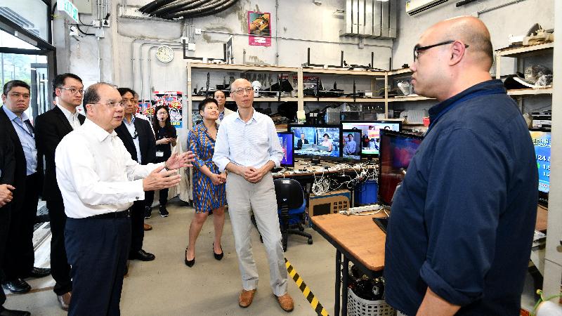 The Chief Secretary for Administration, Mr Matthew Cheung Kin-chung (front row, left) today (May 15) visits the refurbishment workshop in WEEE·PARK to better understand how serviceable electrical appliances collected can be repaired to become refurbished items. Also pictured is the Secretary for the Environment, Mr Wong Kam-sing (front row, centre).