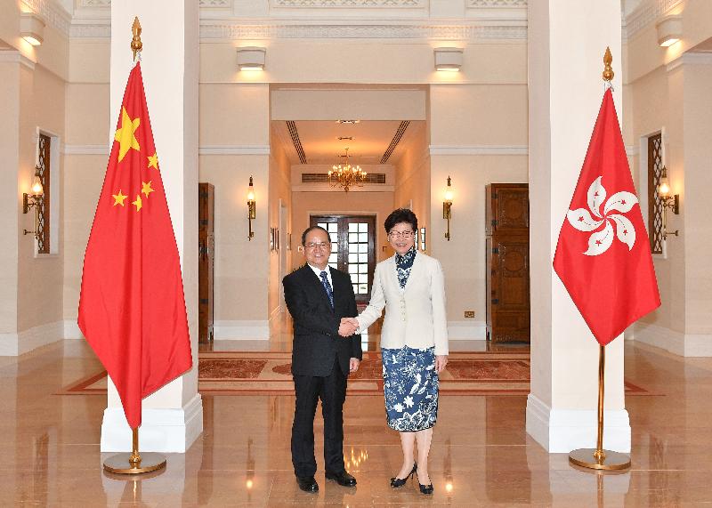 The Chief Executive, Mrs Carrie Lam (right) , met the Secretary of the CPC Guangxi Zhuang Autonomous Region Committee, Mr Lu Xinshe (left), at Government House this afternoon (May 15). 
