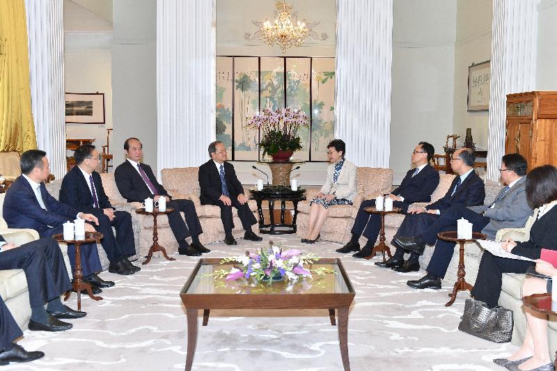The Chief Executive, Mrs Carrie Lam (fifth right), met the Secretary of the CPC Guangxi Zhuang Autonomous Region Committee, Mr Lu Xinshe (fourth left), at Government House this afternoon (May 15). The Secretary for Constitutional and Mainland Affairs, Mr Patrick Nip (fourth right); the Secretary for Transport and Housing, Mr Frank Chan Fan (third right); and the Director of the Chief Executive's Office, Mr Chan Kwok-ki (second right), were also present.

