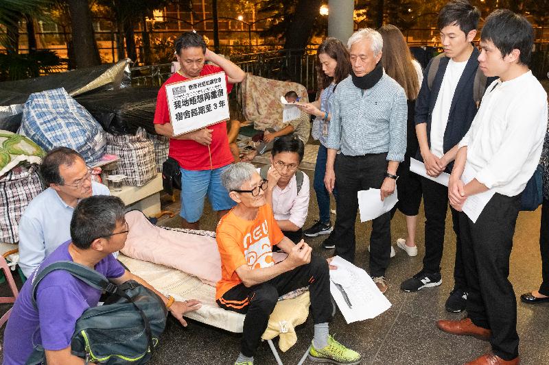 Members of the Legislative Council visited homeless people in Sham Shui Po last night (May 15) to follow up on issues relating to the provision of assistance for them. Photo shows Members visiting homeless people in Tung Chau Street Park.