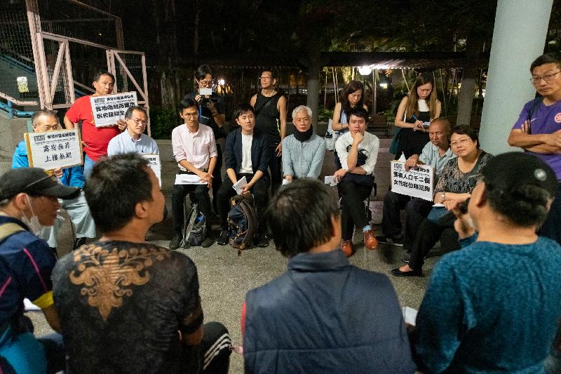 Members of the Legislative Council visited homeless people in Sham Shui Po last night (May 15) to follow up on issues relating to the provision of assistance for them. Photo shows Members exchanging views with homeless people to better understand their accommodation needs.