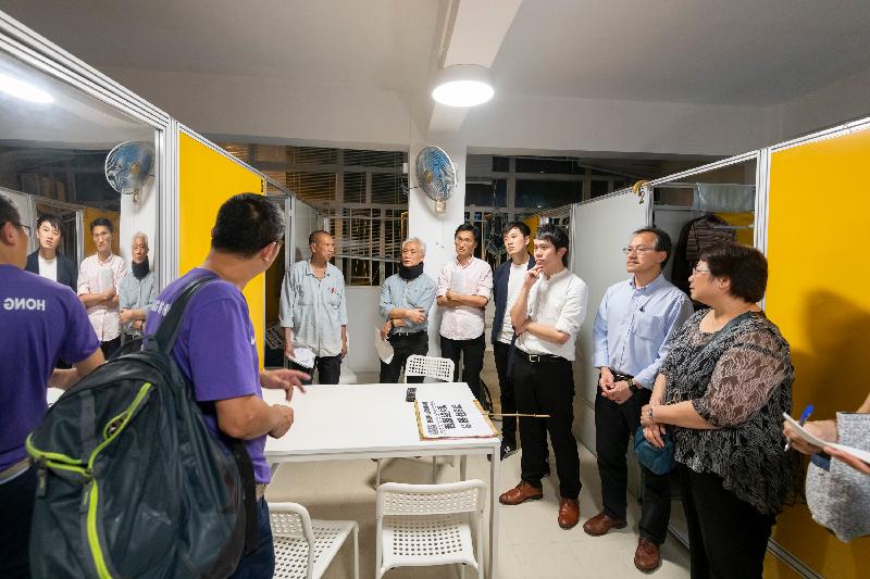 Members of the Legislative Council visited homeless people in Sham Shui Po last night (May 15) to follow up on issues relating to the provision of assistance for them. Photo shows (from right) the Assistant Director (Family and Child Welfare) of the Social Welfare Department, Ms Pang Kit-ling; Dr Fernando Cheung; Mr Kwong Chun-yu; Dr Cheng Chung-tai; Mr Chu Hoi-dick and Mr Leung Yiu-chung, visiting a hostel for homeless people. 