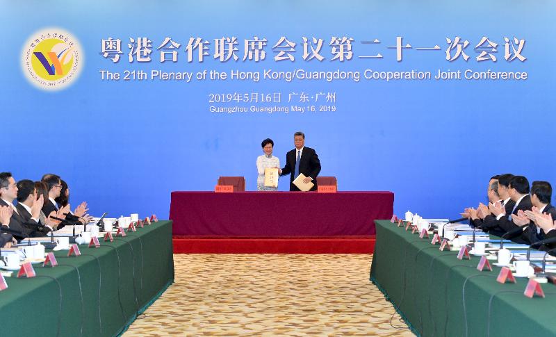 The Chief Executive, Mrs Carrie Lam, led a Hong Kong Special Administrative Region Government delegation to attend the 21st Plenary of the Hong Kong/Guangdong Co-operation Joint Conference in Guangzhou today (May 16). Photo shows Mrs Lam (left) and the Governor of Guangdong Province, Mr Ma Xingrui (right) after signing the 2019 Work Plan of the Framework Agreement on Hong Kong/Guangdong Co-operation.