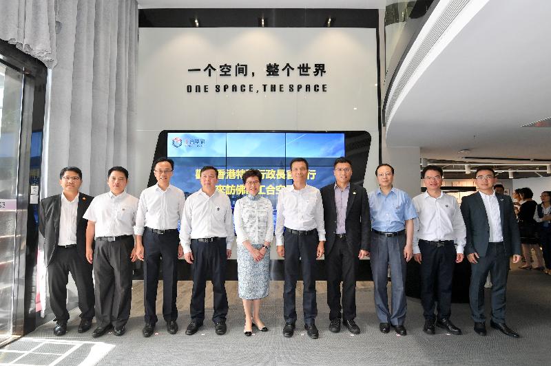 The Chief Executive, Mrs Carrie Lam, visited the Guangdong-Hong Kong-Macao Technology Exhibition and Exchange Center of Gungho Space in Foshan today (May 16). Photo shows Mrs Lam (fifth left); the Secretary for Constitutional and Mainland Affairs, Mr Patrick Nip (third left); and the Director of Hong Kong Economic and Trade Office in Guangdong, Mr Sidney Chan (first left); with the Mayor of the Foshan Municipal Government, Mr Zhu Wei (fourth left); the Director General of the Hong Kong and Macao Affairs Office of the People's Government of Guangdong Province, Mr Liao Jingshan (fifth right); the Director of Gungho Space, Mr Duncan Chiu (fourth right), and its co-founder cum Chief Executive Officer, Mr Andy Yip (first right); and other officers at the centre.