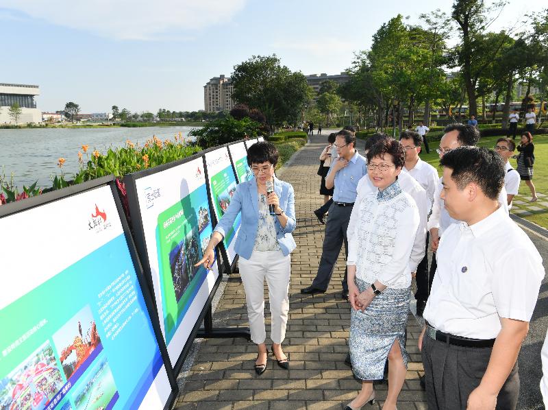 The Chief Executive, Mrs Carrie Lam (second right), visits Tingyin Lake in Foshan today (May 16). 