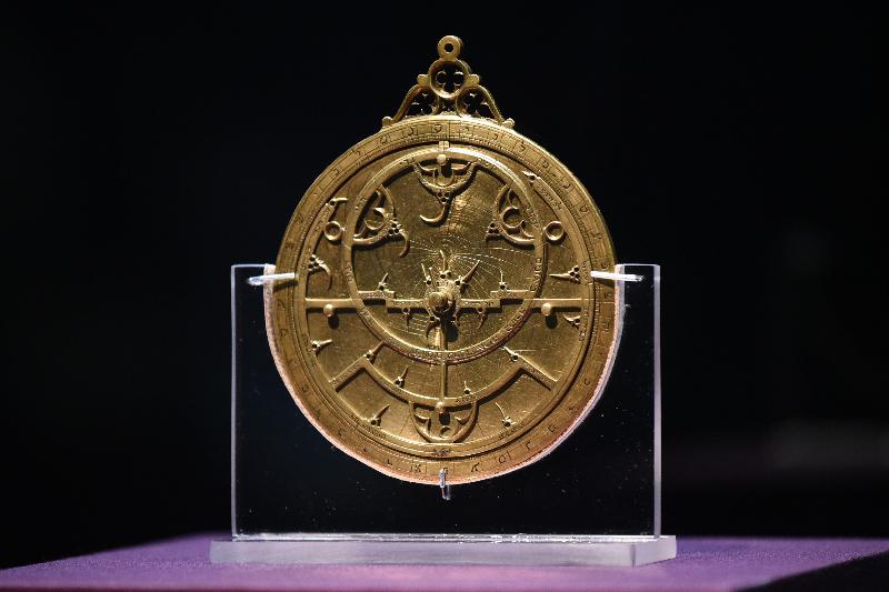 「百物看世界──大英博物馆藏品展」开幕典礼今日（五月十七日）在香港文化博物馆举行。图示来自1345至1355年的希伯来星盘。