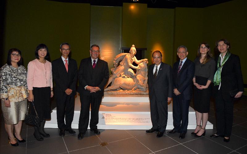政务司司长张建宗今日（五月十七日）出席在香港文化博物馆举行的「百物看世界──大英博物馆藏品展」开幕典礼。图示张建宗（右四）参观展览后与嘉宾合照。