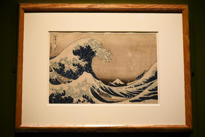 The opening ceremony for the exhibition, "A History of the World in 100 Objects from the British Museum" was held today (May 17) at the Hong Kong Heritage Museum. Photo shows Japanese artist Hokusai's famous woodblock print "Under the Wave off Kanagawa", from the series "36 Views of Mt Fuji".