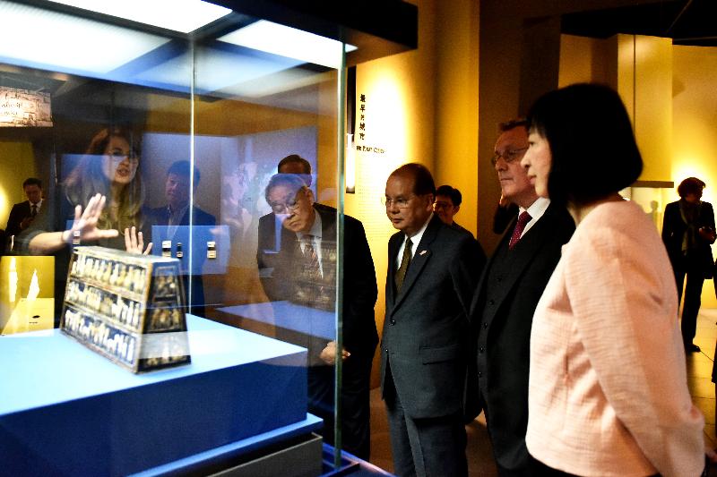 The opening ceremony for the exhibition, "A History of the World in 100 Objects from the British Museum" was held today (May 17) at the Hong Kong Heritage Museum. Photo shows officiating guests the Chief Secretary for Administration, Mr Matthew Cheung Kin-chung (third right) ;  the British Consul General to Hong Kong and Macao, Mr Andrew Heyn (second right) ; the Chairman of the Hong Kong Jockey Club, Dr Anthony Chow (fourth right);  and the Director of Leisure and Cultural Services, Ms Michelle Li (first right) touring the exhibition.