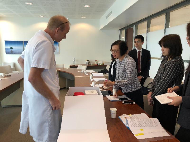 The Secretary for Food and Health, Professor Sophia Chan (second left), today (May 17, Netherlands time) learned more about the Netherlands' latest developments in primary healthcare services from Professor Douwe Atsma (first left) during a visit to Leiden University Medical Centre in the Netherlands.