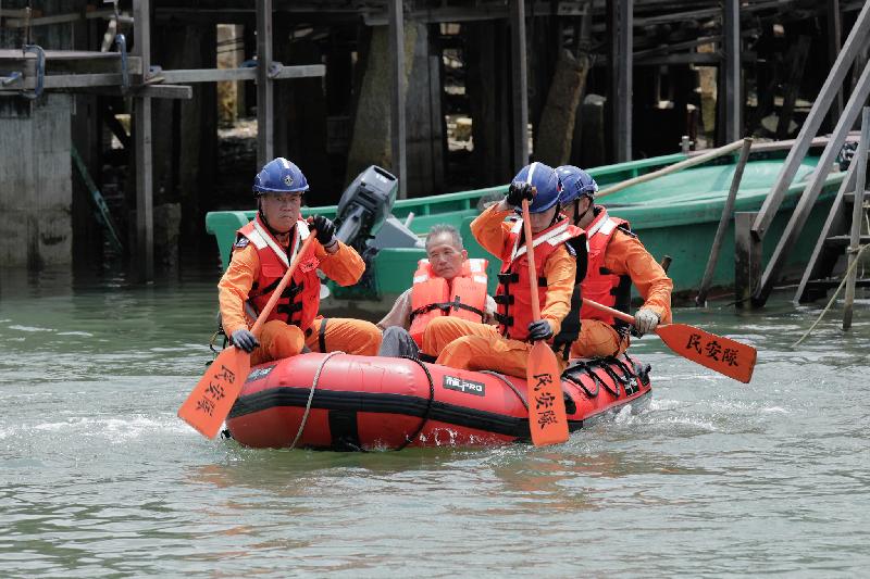 離島民政事務處今日（五月十七日）在大澳舉行跨部門水浸模擬救援及疏散演練。圖示民眾安全服務隊隊員在演練中以橡皮艇拯救被困居民。