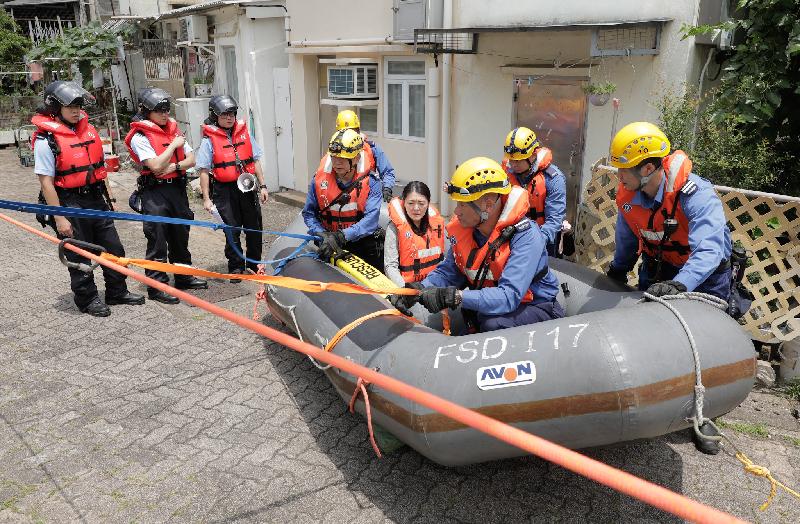 离岛民政事务处今日（五月十七日）在大澳举行跨部门水浸模拟救援及疏散演练。图示消防员在演练中拯救被困居民。