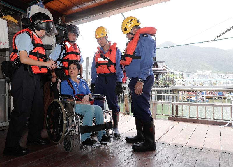 The Islands District Office conducted an inter-departmental rescue and evacuation drill in Tai O today (May 17). A real-time case was arranged to test the preparedness of the rescue team. Photo shows staff from the Fire Services Department and the Police rescuing trapped residents who called for assistance during the drill.