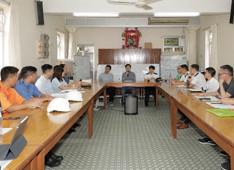 The Islands District Office conducted an inter-departmental rescue and evacuation drill in Tai O today (May 17). Photo shows staff of the Islands District Office and representatives from relevant departments and organisations reviewing the emergency response plan after the drill. 