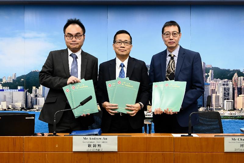 The Government Economist, Mr Andrew Au (centre), presented the First Quarter Economic Report 2019 at a press conference today (May 17). Also present were the Principal Economist, Mr Eric Lee (left), and Assistant Commissioner for Census and Statistics, Mr Chau Kam-tim (right).
