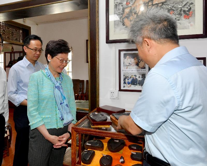 The Chief Executive, Mrs Carrie Lam, visited Zhaoqing, Guangdong today (May 17). Photo shows Mrs Lam (centre), accompanied by the Secretary for Constitutional and Mainland Affairs, Mr Patrick Nip (left), receiving an introduction on duan inkstand art culture during her visit to the Xinghu Lake Wetland Park.
