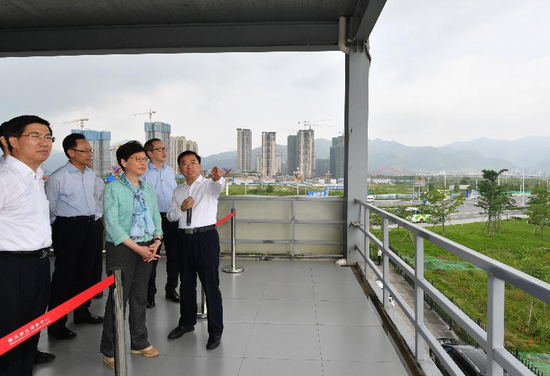 The Chief Executive, Mrs Carrie Lam (third left), accompanied by the Secretary of the CPC Zhaoqing Municipal Committee, Mr Lai Zehua (first left); the Mayor of the Zhaoqing Municipal Government, Mr Fan Zhongjie (first right); and the Secretary for Constitutional and Mainland Affairs, Mr Patrick Nip (second left), take a bird's eye view from the Yanyang Lake viewing deck during her visit to Zhaoqing New District in Guangdong today (May 17).