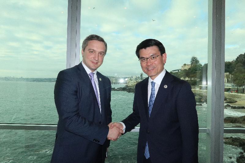 The Secretary for Commerce and Economic Development, Mr Edward Yau (right), met with the Deputy Minister of Economic Development of the Russian Federation, Mr Timur Igorevich Maximov (left) on the sidelines of the Asia-Pacific Economic Cooperation Ministers Responsible for Trade Meeting in Viña del Mar, Chile today (May 17, Viña del Mar time) to exchange views on trade and economic issues.