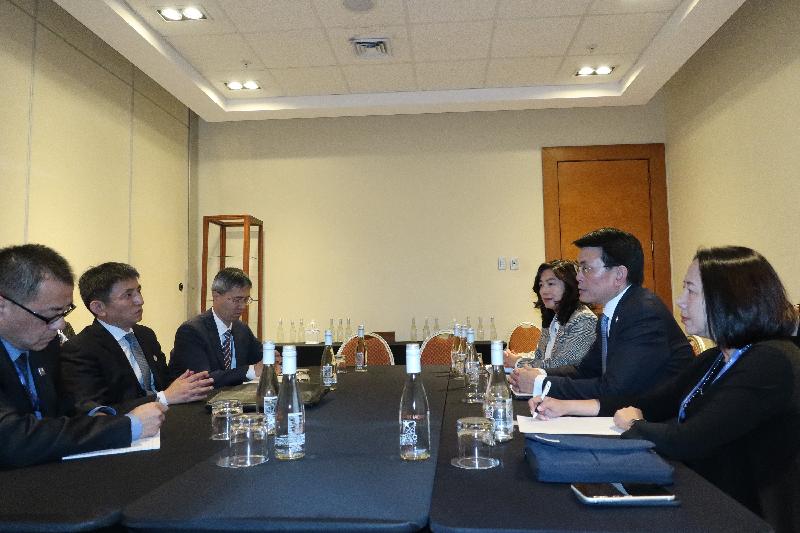 商务及经济发展局局长邱腾华（右二）今日（比尼亚德尔马时间五月十七日）于智利比尼亚德尔马出席亚太区经济合作组织贸易部长会议期间，与商务部部长助理李成钢（左二）会面，就经济和贸易议题交流意见。