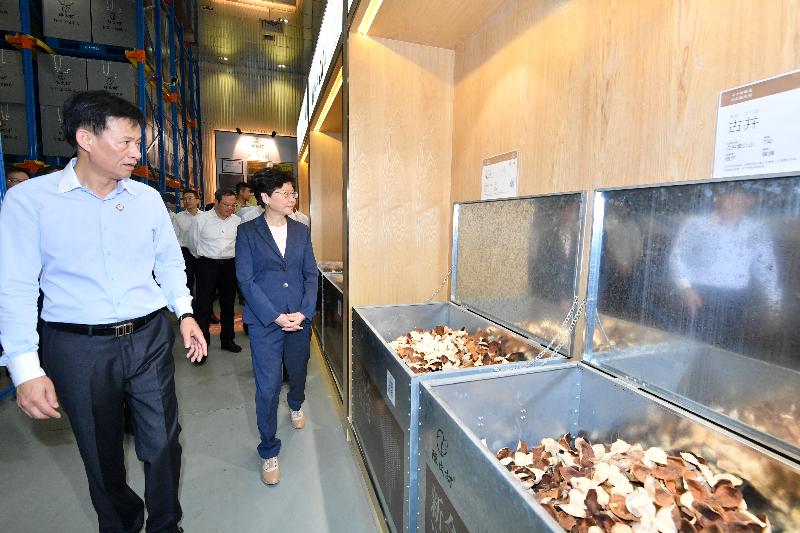 The Chief Executive, Mrs Carrie Lam (right), visited Xinhui tangerine peel village in Jiangmen today (May 18) to understand the development of aged tangerine peel industry.