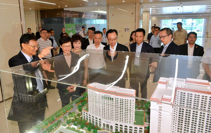 The Chief Executive, Mrs Carrie Lam, visited the Clifford Hospital in Guangzhou today (May 18). Photo shows Mrs Lam (second left), accompanied by the Secretary of the CPC Guangzhou Municipal Committee, Mr Zhang Shuofu (fourth right); the Secretary for Constitutional and Mainland Affairs, Mr Patrick Nip (third right); and the Director General of the Hong Kong and Macao Affairs Office of the People's Government of Guangdong Province, Mr Liao Jingshan (second right), receiving a briefing on the facilities of the hospital. 