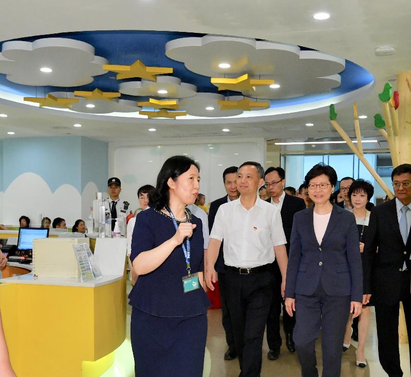 The Chief Executive, Mrs Carrie Lam, visited the Clifford Hospital in Guangzhou today (May 18). Photo shows Mrs Lam (first row, second right), accompanied by the Secretary of the CPC Guangzhou Municipal Committee, Mr Zhang Shuofu (first row, third right) and the Secretary for Constitutional and Mainland Affairs, Mr Patrick Nip (second row, second left), touring the hospital facilities.