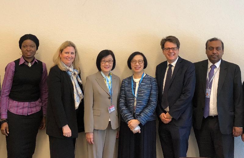 ​The Secretary for Food and Health, Professor Sophia Chan (third right), attended the 72nd World Health Assembly of the World Health Organization (WHO) in Geneva, Switzerland, on May 20 (Geneva time) and took the opportunity to exchange views on healthcare-related issues with senior health officials of other member states. Professor Chan and the Director of Health, Dr Constance Chan (fourth right), are pictured with the Director of the Department for Prevention of Noncommunicable Diseases, World Health Organization, Dr Douglas Bettcher (second right) and his team.
