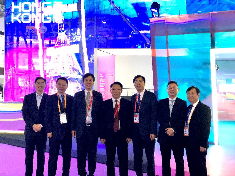 The Director of the Hong Kong Economic and Trade Office in Wuhan, Mr Vincent Fung (third left); the Director, Chinese Mainland, Hong Kong Trade Development Council, Mr Brian Ng (third right); and the Mayor of the Nanchang Municipal Government, Mr Liu Jianyang (centre), are pictured on May 18 in front of the Hong Kong Pavilion at Expo Central China 2019 in Nanchang, Jiangxi Province.