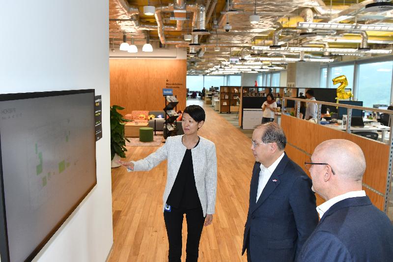 政务司司长张建宗今日（五月二十日）出席Facebook香港新办公室开幕礼。图示张建宗（中）在开幕礼前参观Facebook新办公室。 