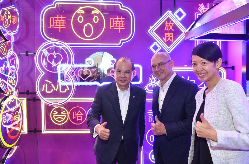 The Chief Secretary for Administration, Mr Matthew Cheung Kin-chung, attended the opening ceremony of the new Facebook office in Hong Kong today (May 20). Photo shows Mr Cheung (left) touring the new office before the opening ceremony. 

