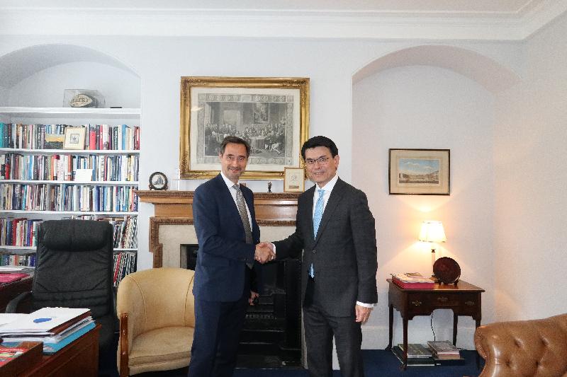 The Secretary for Commerce and Economic Development, Mr Edward Yau (right), met with the Director of Chatham House, Dr Robin Niblett, in London, the United Kingdom yesterday (May 20, London time). They discussed various economic and trade issues.