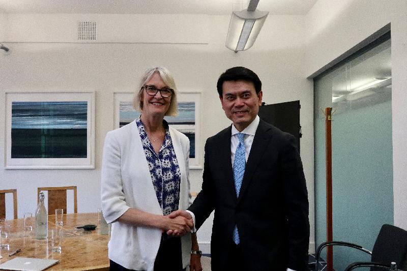The Secretary for Commerce and Economic Development, Mr Edward Yau (right), met with the Minister of State for Digital and the Creative Industries of the United Kingdom (UK), Ms Margot James, in London, the UK yesterday (May 20, London time) to exchange views on how to drive closer collaboration between Hong Kong and the UK in creative industries.



