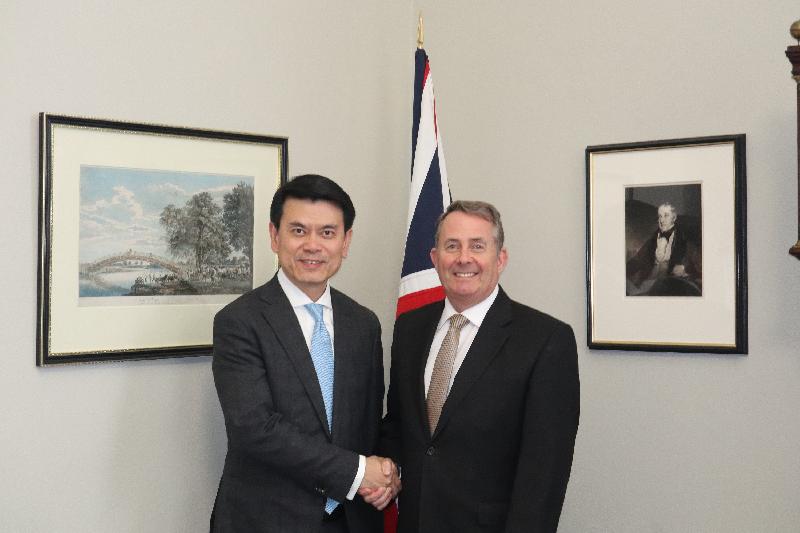 商務及經濟發展局局長邱騰華（左）昨日（倫敦時間五月二十日）在英國倫敦與英國國際貿易大臣霍理林會面，討論港英雙邊貿易關係等議題。
