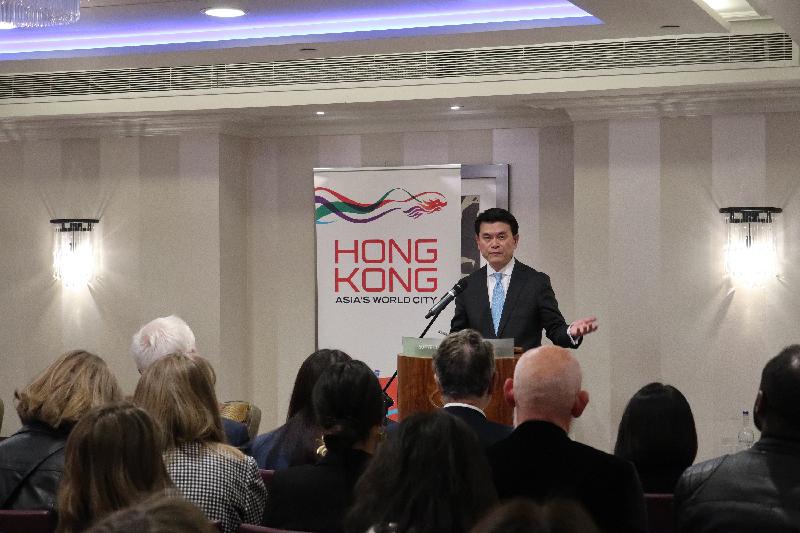 商務及經濟發展局局長邱騰華昨日（倫敦時間五月二十日）在英國倫敦出席有關創意產業及設計的研討會，並向當地業界推介香港可協助他們拓展內地及亞洲市場所帶來的機遇。