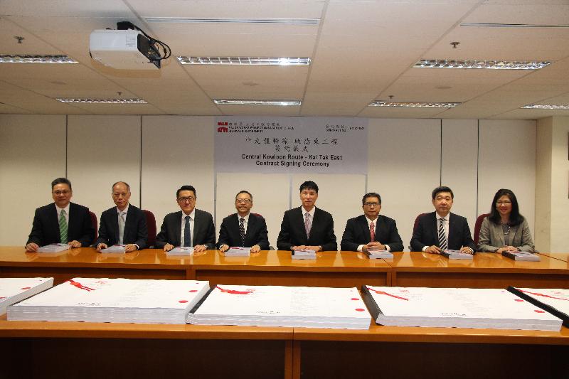 The Highways Department today (May 21) signed a contract for about $1,974 million with Alchmex-Paul Y Joint Venture for works in Kai Tak East under the Central Kowloon Route project. Photo shows the Director of Highways, Mr Jimmy Chan (fourth right), and the Project Manager (Major Works) of the Highways Department, Mr Luk Wai-hung (third right), with representatives from Alchmex-Paul Y Joint Venture after the contract signing ceremony.