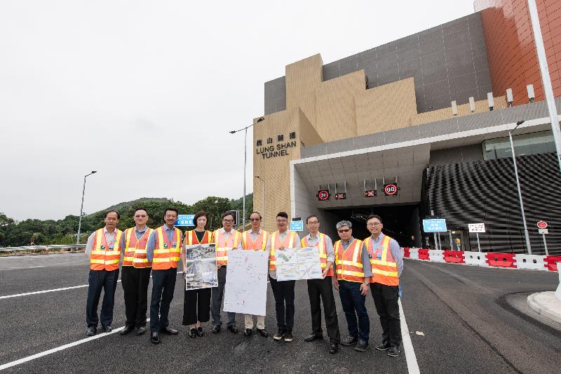 Legislative Council members (fourth left to seventh left) Ms Yung Hoi-yan, Dr Lo Wai-kwok, Mr Ma Fung-kwok and Mr Lau Kwok-fan today (May 21) visit the Lung Shan Tunnel.