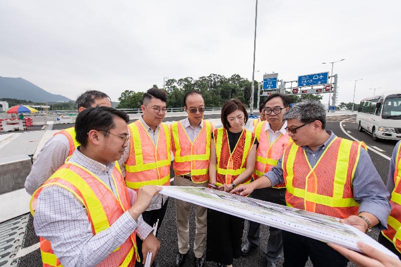 Legislative Council members today (May 21) visit the viaduct of the Heung Yuen Wai Highway and receive a briefing from a representative of the Transport Department on the Liantang/Heung Yuen Wai Boundary Control Point project and transport arrangements of the Heung Yuen Wai Highway.
