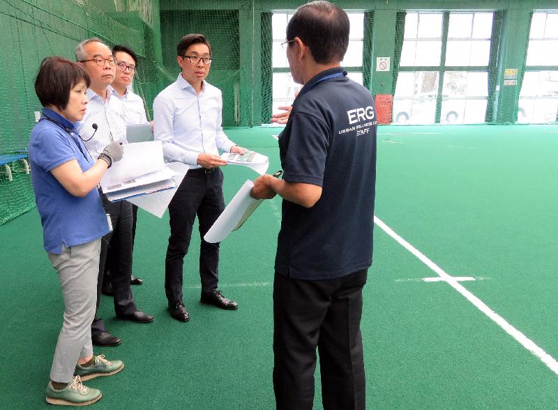 民政事務局局長劉江華今日（五月二十二日）繼續日本訪問行程。圖示劉江華（左二）參觀鹿兒島縣的室內體育館。