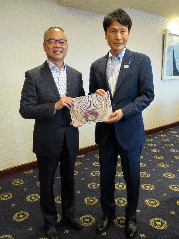 The Secretary for Home Affairs, Mr Lau Kong-wah, arrived in Kagoshima Prefecture, Japan, last night (May 21) to begin his visit. Photo shows Mr Lau (left) meeting with the Governor of Kagoshima Prefecture, Mr Satoshi Mitazono.