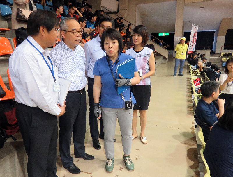 The Secretary for Home Affairs, Mr Lau Kong-wah, continued his visit to Japan today (May 22). Photo shows Mr Lau (second left) watching a sport competition of a local school in Kagoshima Prefecture.