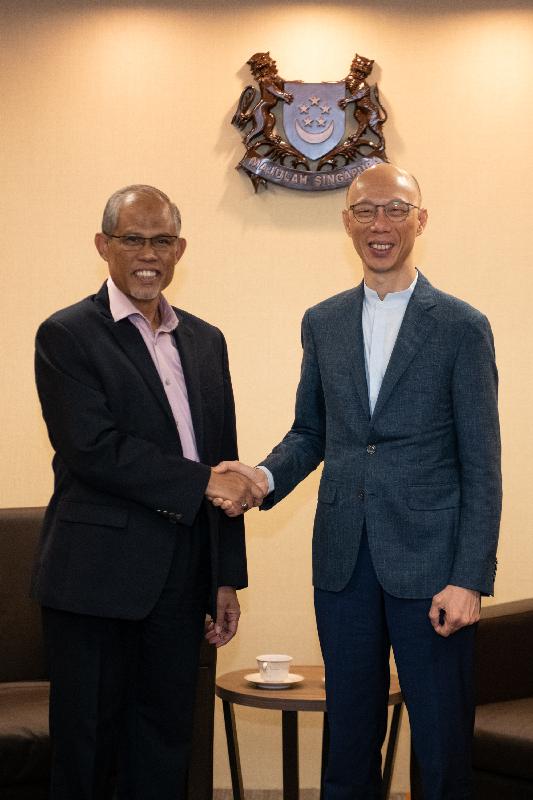 环境局局长黄锦星（右）今日（五月二十二日）在新加坡与新加坡环境及水源部长马善高（左）举行双边会议，就共同关心的议题交换意见。