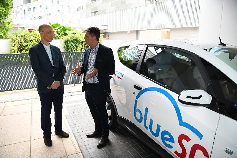 环境局局长黄锦星（左）今日（五月二十二日）在新加坡到访电动车共享公司，听取公司人员简介当地电动车发展。