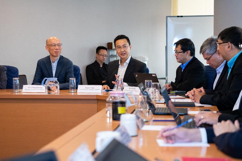 The Secretary for the Environment, Mr Wong Kam-sing (first left), today (May 22) met with officials from the Ministry of the Environment and Water Resources and the National Environment Agency in Singapore to learn more about their policies on climate change, energy efficiency and air quality management.