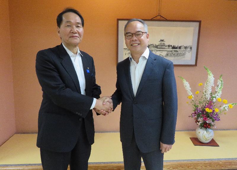 The Secretary for Home Affairs, Mr Lau Kong-wah, arrived in Takamatsu, Kagawa Prefecture, Japan, yesterday evening (May 22) to continue his visit. Photo shows Mr Lau (right) meeting with the Governor of Kagawa Prefecture, Mr Keizo Hamada, to learn more about the Setouchi Triennale 2019.